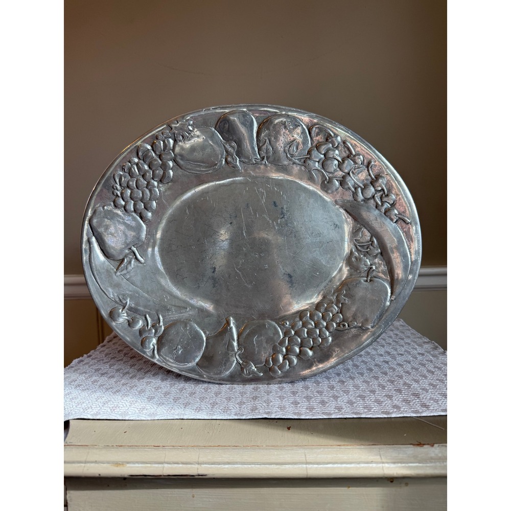 Wilton Co Aluminum Fruit Harvest Oval Serving Platter Tray Embossed Grapes‎ 19"